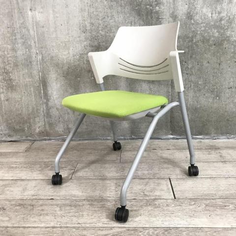 【背を包み込むような安定感のあるデザイン！ミーティングに最適！】■オカムラ（okamura）製　ビラージュ（VILLAGE）　ネスティングチェア　肘付き　■キャスター付き　■グリーン×背面樹脂 ホワイト