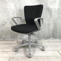 【関東倉庫在庫品】【スタンダードなオフィスチェア！】■オカムラ製　カロッツァ　肘付ローバックチェア　■ブラック【弊社使用欄：A00974210】【ECBMC】【在庫入替セール品につき限定特価！】