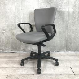 【関東倉庫在庫品】【スタンダードなオフィスチェア！】■オカムラ製　カロッツァ　肘付ローバックチェア　■グレー【弊社使用欄：A00959334】【ECBMC】【在庫入替セール品につき限定特価！】
