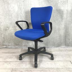 【関東倉庫在庫品】【スタンダードなオフィスチェア！】■オカムラ製　カロッツァ　肘付ローバックチェア　■ブルー【弊社使用欄：A00964634】【ECBMC】【在庫入替セール品につき限定特価！】