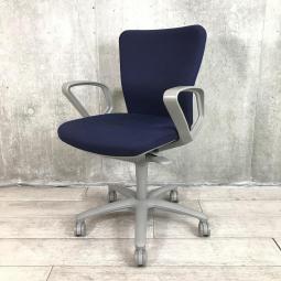 【関東倉庫在庫品】【スタンダードなオフィスチェア！】■オカムラ製　カロッツァ　肘付ローバックチェア　■ブルー【弊社使用欄：A00980584】【ECBMC】【在庫入替セール品につき限定特価！】