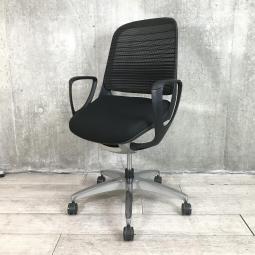 【関東倉庫在庫品】【アクティブなワークシーンにオススメ！】■オカムラ製　ルーチェ　肘付ローバックチェア　■ブラック【弊社使用欄：A00970535】【ECBMC】【在庫入替セール品につき限定特価！】
