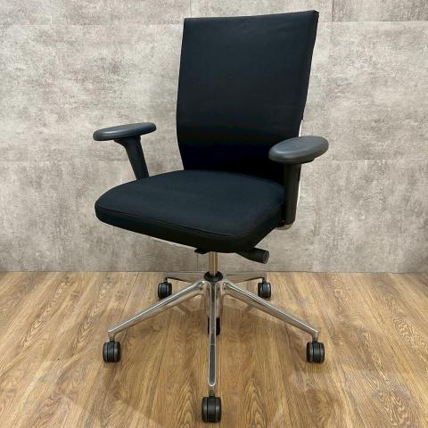 【南】海外メーカー製　Vitra IDチェア(可動肘)が10脚入荷いたしました！　機能性もデザイン性も◎　ロットでお探しのお客様必見です！　＊熊本市で、中古オフィス用品・オフィス家具をお探しなら「オフィスバスターズ熊本サテライト店」へ＊※サテライトは商談スペースのみの為、在庫は福岡南店の在庫を掲載しております