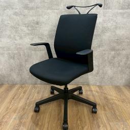 【南】オカムラ製の【オムネスチェア/肘付き】が10脚入荷いたしました！　コートハンガー付きでリーズナブルな商品となります！　＊福岡市で、中古オフィス用品・オフィス家具をお探しなら「オフィスバスターズ福岡南店」へ＊　#会議　#格安　熊本のオフィス用品一式ご手配可能！