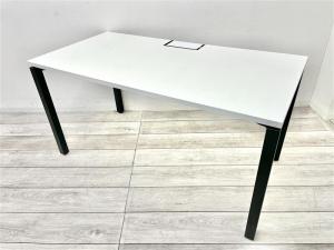 【定価約１１万円】【ホワイト天板にブラックの4本脚がおしゃれな平机】■コクヨ/ワークフィット　■平机　■ホワイト　■配線受け、カバー付