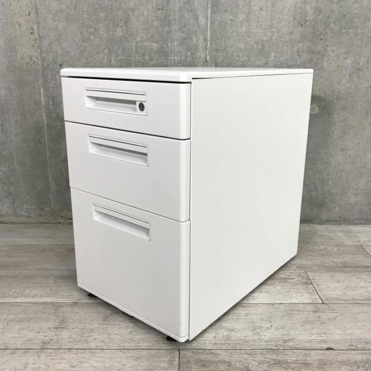 【スタンダードなデザインで使いやすい！キャスター付きホワイトワゴンが入荷！】■ナイキ（NAIKI）製　XEHHシリーズ　3段ワゴン　デスクインワゴン　■ホワイト　■高さ610㎜【フリアドデスクや平机の収納力アップに！】
                        ＸＥＨＨ型
                                    中古
            