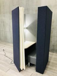 【１人用ワークブース！】【高めのパネルでやさしく囲い込み、リラックス感を醸し出してくれます！配線ユニットとライト付き！】■オカムラ(okamura)製　ドレープ　集中ワークブース　■テトラ　ソファタイプ　■カーテン付き　■インディゴ/ライトグレー　■デスクライト　コンセント付【ABW商材】【関東倉庫在庫品】【弊社使用欄：A00995824】【WEBC6】【0204】