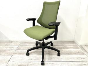 【在庫セール品】【定価12万円】【高機能で座り心地も抜群！姿勢の変化にフレキシブルに対応】■イトーキ製　エフチェア　ハイバック肘付き　■可動肘　背面メッシュ　■モスグリーン × ブラックフレーム