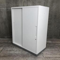 【人気の引き違い戸タイプ！取っ手が大きく使い勝手のよい定番キャビネット！】■イナバ（Inaba）製　TFシリーズ　引き違い書庫　ローキャビネット　W900×D450㎜　■ホワイト/ベース：グレー　■シリンダー錠【2505】弊社使用欄【A01016720】