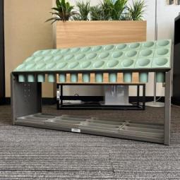 【25/⑥】【36人分の傘立て】が入荷しました！ ＊福岡市拠点の「オフィスバスターズ福岡南店」は、福岡はもちろん、岡山・広島エリアにも対応しています。中古オフィス家具・チェア・デスク・複合機など一式手配可能。各地に特化した在庫とワンストップ対応で、起業・移転・レイアウト変更にしっかり対応し、岡山・広島でも安心の選択肢をご提供します。＊