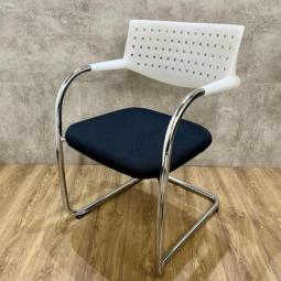 【25/⑤】海外製ミーティングチェア/ヴィトラ(Vitra)製の【ビザビチェア】が入荷しました！　＊福岡市拠点の「オフィスバスターズ福岡南店」は、福岡はもちろん、岡山・広島エリアにも対応しています。中古オフィス家具・チェア・デスク・複合機など一式手配可能。各地に特化した在庫とワンストップ対応で、起業・移転・レイアウト変更にしっかり対応し、岡山・広島でも安心の選択肢をご提供します。＊