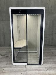 【ガラス張りの前面扉でスタイリッシュな空間！オンラインミーティングなどに！】■オカムラ(okamura)製　スノーハット　スタンダードタイプ　１人用　ガラススライド扉　■天井ルーバー（アミ）タイプ　床なし　■スチール：ホワイト　外装内装パネル：ベージュ【ABW商材】【関東倉庫在庫品】【弊社使用欄：A01005068】