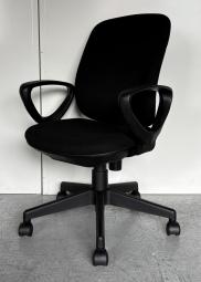 【8脚大量入荷】【SSB倉庫在庫】【座る人を選ばないフィット感!!】■プラス（PLUS）　プリセア（Presea）　肘付ハイバック　■固定肘　■ブラック　【身体にフィットするクッション】オフィスバスターズ　梅田本店