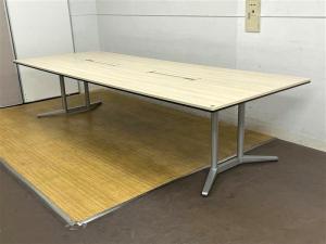 オカムラ　ラティオⅡ　会議用テーブル　天板：プライズウッドライト（MX61）脚：シルバー　配線付き　W3200の大型サイズ　8～10名様ほどで使用可能