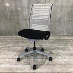 【大量入荷！】スチールケース（Steelcase）シンクチェア　■背面：ホワイト　座面：ブラック【おしゃれなモノクロカラー！！】