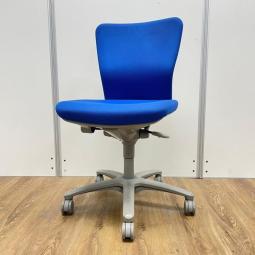【倉庫在庫品】オカムラ製　カロッツァシリーズ　スタンダードチェア　オフィスに取り入れやすいブルーカラー　グレーシェル　肘無しローバックチェア！！【管理番号：A01016964】