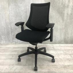 【倉庫在庫品】イトーキ製　エフシリーズ　ブラックカラー　背面メッシュ仕様　可動肘　高機能で座り心地も抜群！姿勢の変化にフレキシブルに対応！　肘付きハイバックチェア！！【管理番号：A01013146】