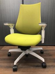 【在庫入れ替えセール】【2脚入荷！】トップメーカー製の鮮やかなチェアが入荷！コクヨ　デュオラ　ハイバック　肘付　メッシュ　グリーン　ホワイトフレーム　女性　オフィス　リモート　在宅