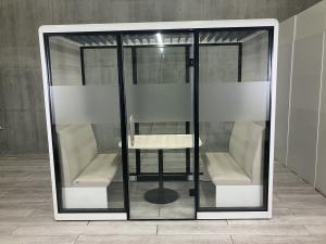 【前面と背面はガラス張りでスタイリッシュ！人気のセミクローズワークブース！】■オカムラ（okamura）　スノーハット (Snow Hut)　ペアワーク (Pair Work)タイプ　2人用ブース　■ソファ・テーブル・ライト付き　■色：フレーム/ホワイト　パネル/ベージュ【ABW商材】【関東倉庫在庫品】【弊社使用欄：A01014012】