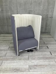 【置くだけで、オープンオフィスにリラックスできる空間を生み出せます！】■オカムラ(okamura)製　マッフルシリーズ　1人用ブース　ソファ　■グレー　■コンセント　クッション付　【ABW商材】【関東倉庫在庫品】【弊社使用欄：A00987628】