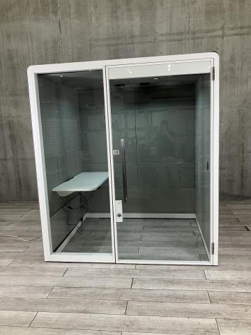 【オンライン会議・作業に便利な昇降テーブル付きの集中ワークブース!】■イトーキ(ITOKI)製 アドセル(ADDCELL) 個室防音ブース ユニバーサルタイプ 1人用 ■電動昇降テーブル コンセント付き ■背面パネルタイプ ■扉半自動タイプ ■床なし ■本体:グレー【ABW商材】【関東倉庫在庫品】【弊社使用欄:A01014524】