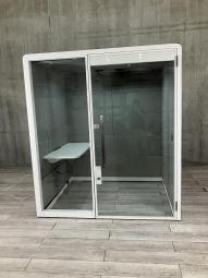 【オンライン会議・作業に便利な昇降テーブル付きの集中ワークブース！】■イトーキ（ITOKI）製　アドセル（ADDCELL）　個室防音ブース　ユニバーサルタイプ　1人用　■電動昇降テーブル　コンセント付き　■背面パネルタイプ　■扉半自動タイプ　■床なし　　■本体：グレー【ABW商材】【関東倉庫在庫品】【弊社使用欄：A01014524】