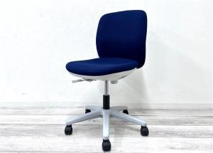 【在庫入替セール品】【定価4万円】【シンプルでコンパクトな見た目が可愛らしい！小さめのデスクとも相性抜群！】■ウチダ　エニーザ (Anyza)　肘無しローバック　■ダークブルー×ホワイトグレイシェル