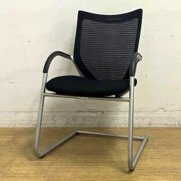 オカムラ　バロン　ゲストチェア（ミーティングチェア）　背メッシュ×座クッション　カンチレバー脚　ブラック×シルバー