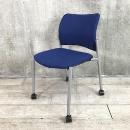 【関東倉庫在庫品】【シンプルデザインのスタッキングチェア！】■オカムラ製　8147シリーズ スタッキングチェア　■ブルー【弊社使用欄：A00976058】【ECBMC】