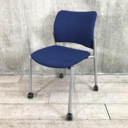 【関東倉庫在庫品】【シンプルデザインのスタッキングチェア！】■オカムラ製　8147シリーズ スタッキングチェア　■ブルー【弊社使用欄：A00980248】【ECBMC】