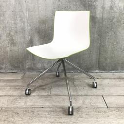 【関東倉庫在庫品】【コンパクトなミーティングチェア！】■Arper製　カティファ46 　ミーティングチェア　■グリーン【弊社使用欄：A00985385】【ECBMC】【在庫入替セール品につき限定特価！】