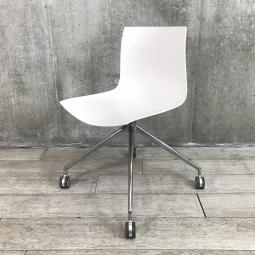 【関東倉庫在庫品】【コンパクトなミーティングチェア！】■Arper製　カティファ46 　ミーティングチェア　■ホワイト【弊社使用欄：A00985386】【ECBMC】【在庫入替セール品につき限定特価！】