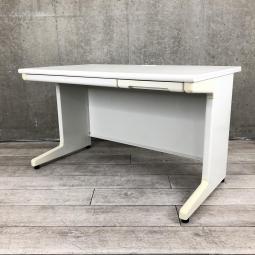 【定番サイズ1200㎜の平デスク！シンプルで使いやすい人気仕様！ 】■プラス（PLUS）　LAシリーズ　平机　引き出し付き　■1200×D700×H700㎜　■ホワイト　※日焼けアリ【弊社使用欄：A01009116】