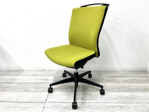 【定価約12万円】【ワンランク上の快適なクッション性！シンプルなデザインと高品質な座り心地でデスクワークをサポート！】■コクヨ（KOKUYO）製　プントチェア（PUNTO）　肘無し　ハイバック　■オリーブグリーン　■コートハンガー付　■エアランバーサポート機能付