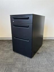 【A00997023】【ブラックの珍しいワゴン入荷！】オカムラ（okamura）アドバンスシリーズ　3段ワゴン　■色：ブラック　シリンダー錠【IB】