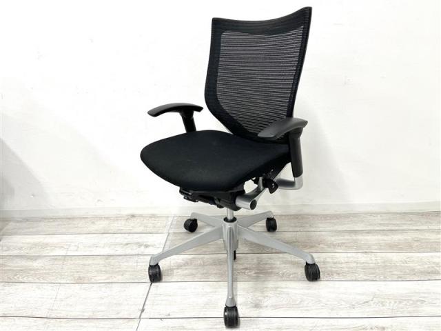 【定価約20万円以上】【長時間の着座でも疲れにくいサポート感！】■オカムラ製　バロンチェア　肘付ローバック　■ブラック　■可動肘　■メッシュ背面　【ベストなポジションが得られる先進設計！】