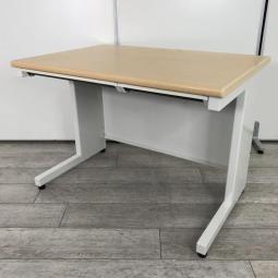 【在庫入替セール品！】【コンパクトサイズのナチュラルデスク！】/オススメ(おすすめ) /人気商品【弊社使用欄：A00992276】■プラス(PLUS)　フラットラインシリーズ　平机　引出付き　配線口1か所　木目ナチュラル (メープル調)