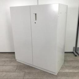 【在庫入替セール品！】【フラットで美しい！】/オススメ(おすすめ) /人気商品【弊社使用欄：A00956390】■イトーキ製 (ITOKI)　esシリーズ　(エスキャビネット)　■両開き　ローキャビネット　下置き用　■高さ 1100mm 　■ホワイト　■シリンダー錠　■ベース付き