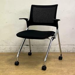 【ロット入荷】イトーキ　モノン(Monon)　ネスティングチェア　メッシュバック　肘付き　ブラック×クロームメッキ