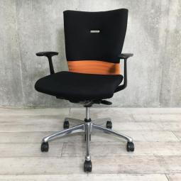 〇オカムラ製の不動の人気！【定価10万円がこの価格で！】【オレンジのアクセントが可愛い】■オカムラ　フィーゴ　オレンジ　固定肘
