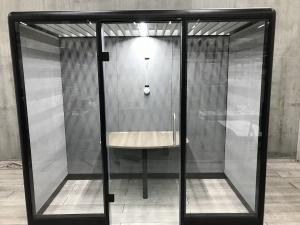 【ガラス張りでスタイリッシュな空間を演出！2人用ワークブース！】■オカムラ(okamura)　スノーハット (Snow Hut)　ペアワーク (Pair Work)タイプ　2人用ブース　■テーブル・照明　■色：グレー【ABW商材】【関東倉庫在庫品】【弊社使用欄：A01014522】