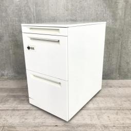 【フリーアドレスデスクのお供に】■オカムラ（okamura）　アドバンスシリーズ　３段ワゴン 　フリアド用ワゴン　■H650㎜　■ダイヤル錠　■ホワイト　【使いやすさ抜群のキャスター付き３段ワゴン】
