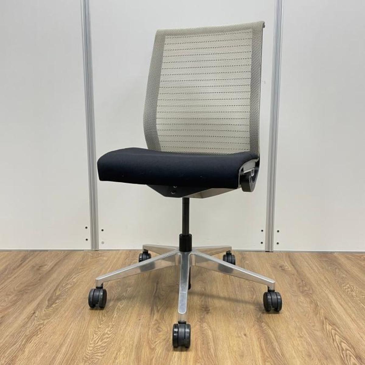 【海外メーカー製の高級チェアがロット入荷！！】海外メーカー　スチールケース製　シンクシリーズ　体の負担を軽減　高級チェア　テレワーク　在宅ワーク　肘無しハイバックチェア！！中古　オフィスバスターズ　東大阪【K8】
                        シンクチェア（2014年以前モデル）
                                    中古
            