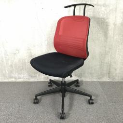【デザイン性の高いコンパクトなメッシュチェア！リフレッシュスペースにもピッタリ！】■コクヨ（KOKUYO）製　シロッコシリーズ　肘無し　ローバックチェア　■背面メッシュ　■ハンガー　ランバー付き　■背: カーマインレッド　座: ブラック 【弊社使用欄：A00999378】