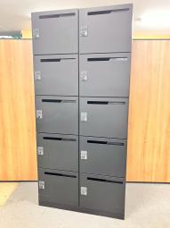 【1台で10人分の収納可能なモバイルロッカー！】■コクヨ（KOKUYO）　INON(イノン)シリーズ　10人用パーソナルロッカー　■投函口付　■ダイヤル錠　■ブラック　※非常解錠キーは付属しておりません。ご希望のお客様はご相談くださいませ。【AD】