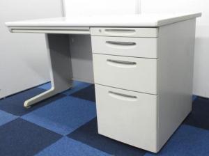 ★スタンダードなデザインで使いやすい！　■オカムラ製　片袖デスク　W1000×D700×H700mm　■デスク周りをスッキリ整理！充実の収納スペース！4段袖！【OKAMURA　SD-V】【倉庫在庫品】【TH】