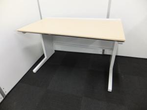 【ちょうどよいサイズの横幅1100㎜タイプ！】人気の木目天板デスク！国産の高品質スチール製商品で雰囲気づくりにも耐久性も〇！
■コクヨ/IS（アイエス）/ナチュラル　引出無　【外部倉庫在庫品】【AO】