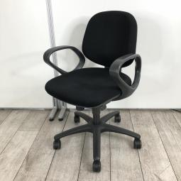 【在庫入替セール品】【座り心地もコスパも抜群！シンプルなデザインだから使いやすい！事務所・倉庫での使用にもおすすめです！】■オカムラ（okamura）製　SXチェア　ローバック　肘付き　■サークル肘 【弊社使用欄：A00995896】
