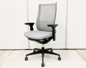 【ダイヤル式のランバーサポートが魅力的な高級感のあるオフィスチェア！】■コクヨ製 (KOKUYO)　ベゼ ル(Bezel)チェア　肘付き　ハイバック　■可動肘　■背面メッシュ　■前傾チルト　■ランバー付き　■グレー【状態良好品！】【入替セールにつき３０%OFF！】