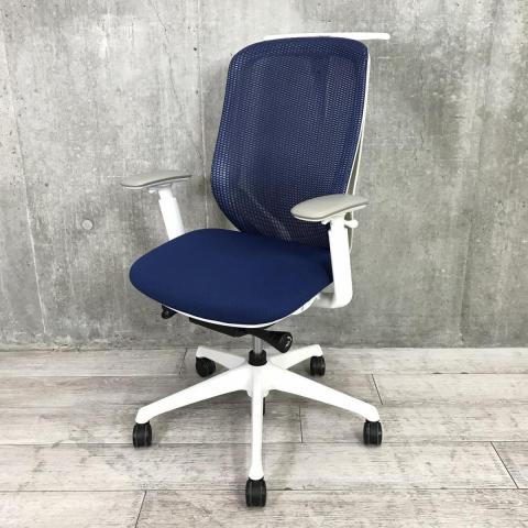 【在庫入れ替えセール】【前傾チルト機能付き大人気メッシュチェア！】■オカムラ（okamura）製　シルフィーチェア（Sylphy）　肘付き　ハイバック　■背面メッシュ　■可動肘　■ハンガー付き　■ブルー×ホワイトシェル【管理番号：A01009711】